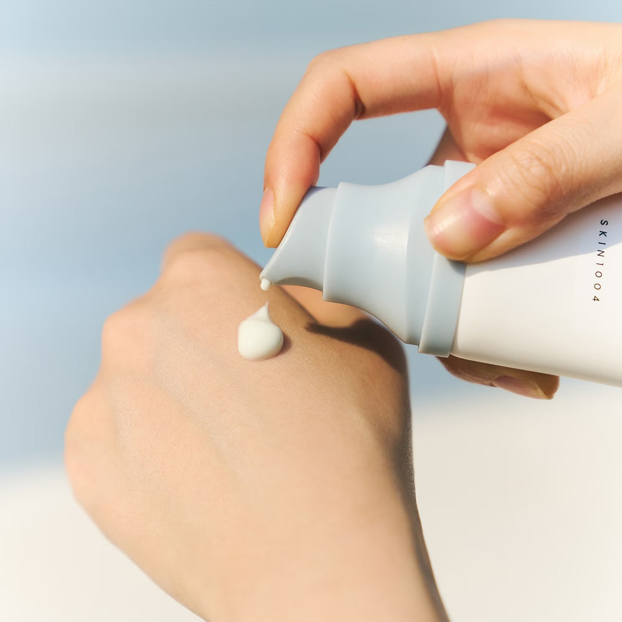 SKIN1004، مدغشقر سينتيلا، مصل الوقاية من الشمس المائي هيالو-سيكا SPF 50+ PA++++، 1.69 أونصة سائلة (50 مل)