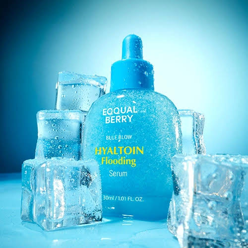 EQQUALBERRY Hyaltoin Flooding Serum 30 ml with ice cubes on a blue background