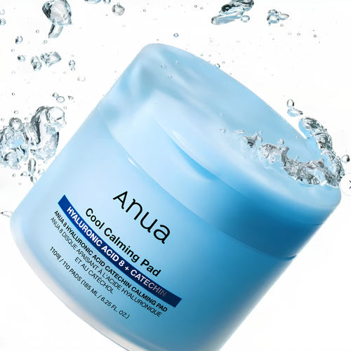 Anua Hyaluronic Acid 8 + Catechin Cool Calming Pad in a light blue jar, surrounded by water droplets and splashes on a white background.